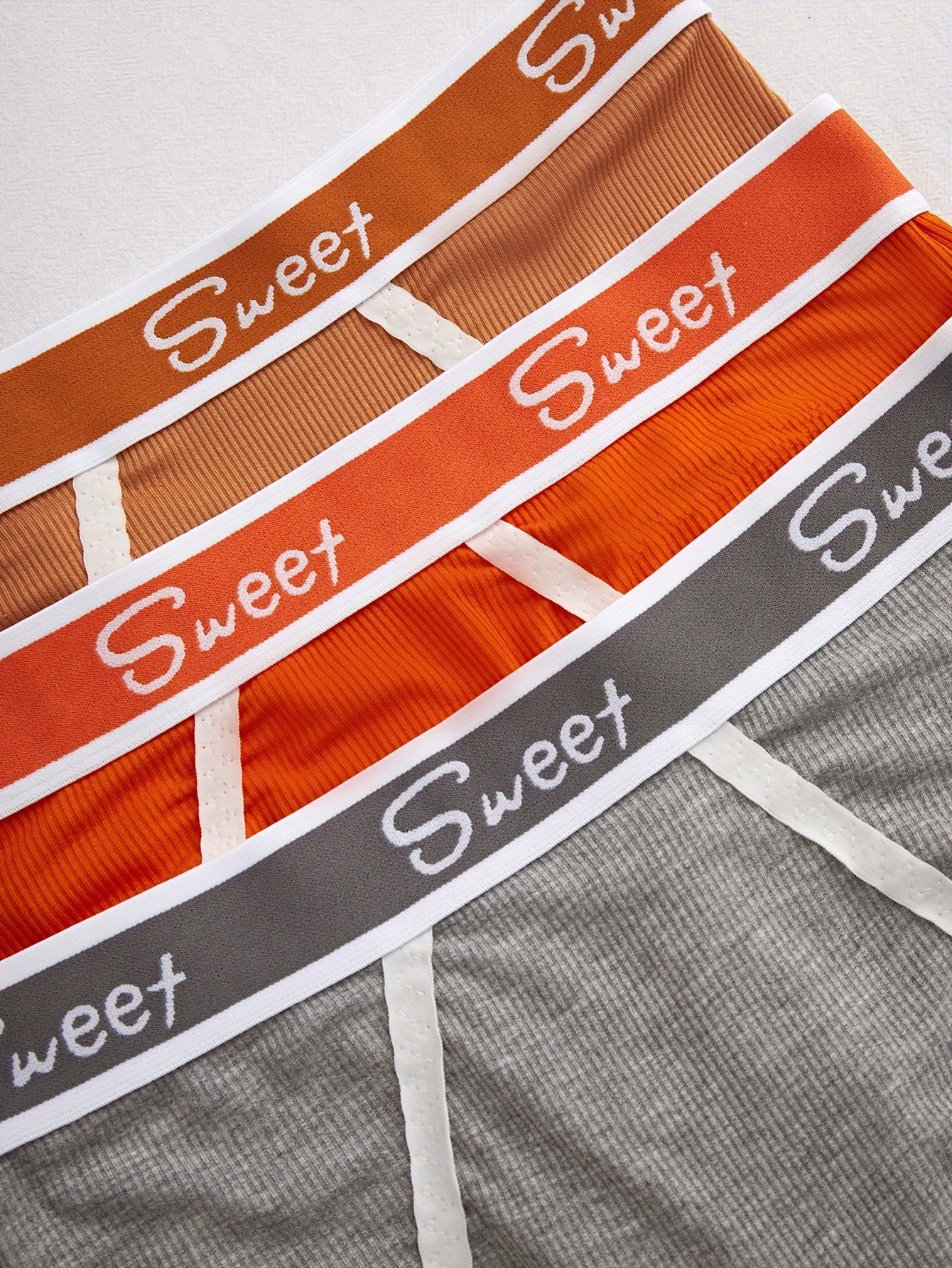 Sportiv uslubdagi xatli kontrast trimli brassu va shortlar to'plami, cho'kma bo'yinli yumshoq brassu va yuqori bel boxer shortlar ayollar uchun.