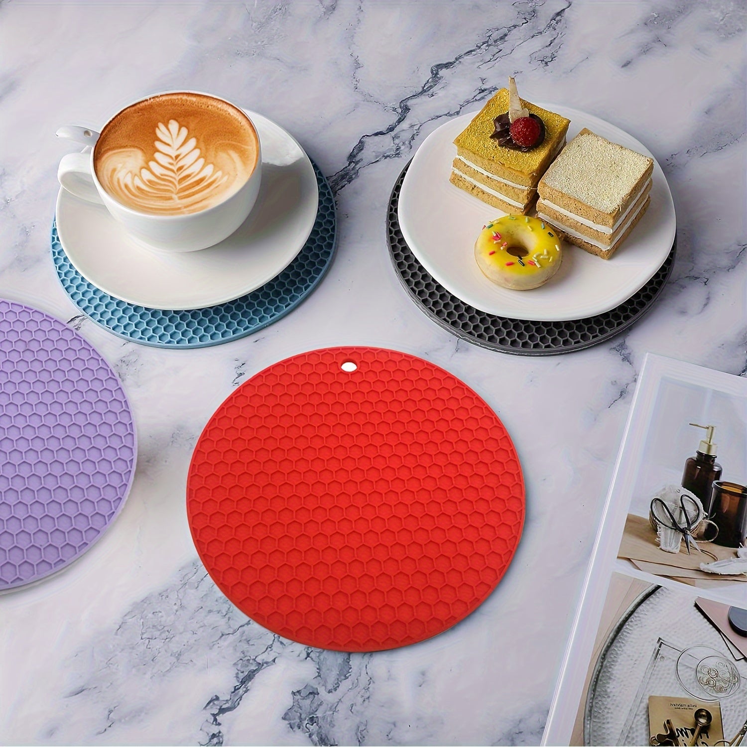 Issiqlik izolyatsiyasi, sirpanmaydigan stakan tagliklari va oshxona uchun qozon tagliklari bilan doira shaklidagi stol tagliklari.