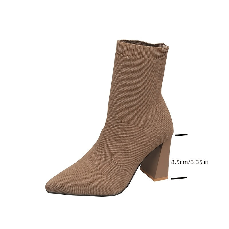 Ayollar uchun elegant to'qilgan ankle botinkalar, bir rangli va uchli to'siq to'pi bilan. O'z ichiga oladi: slip-on cho'ziladigan mato yuqori qismi, gummi taglik va no'vli mato ichki qismi. Har mavsum uchun mos.