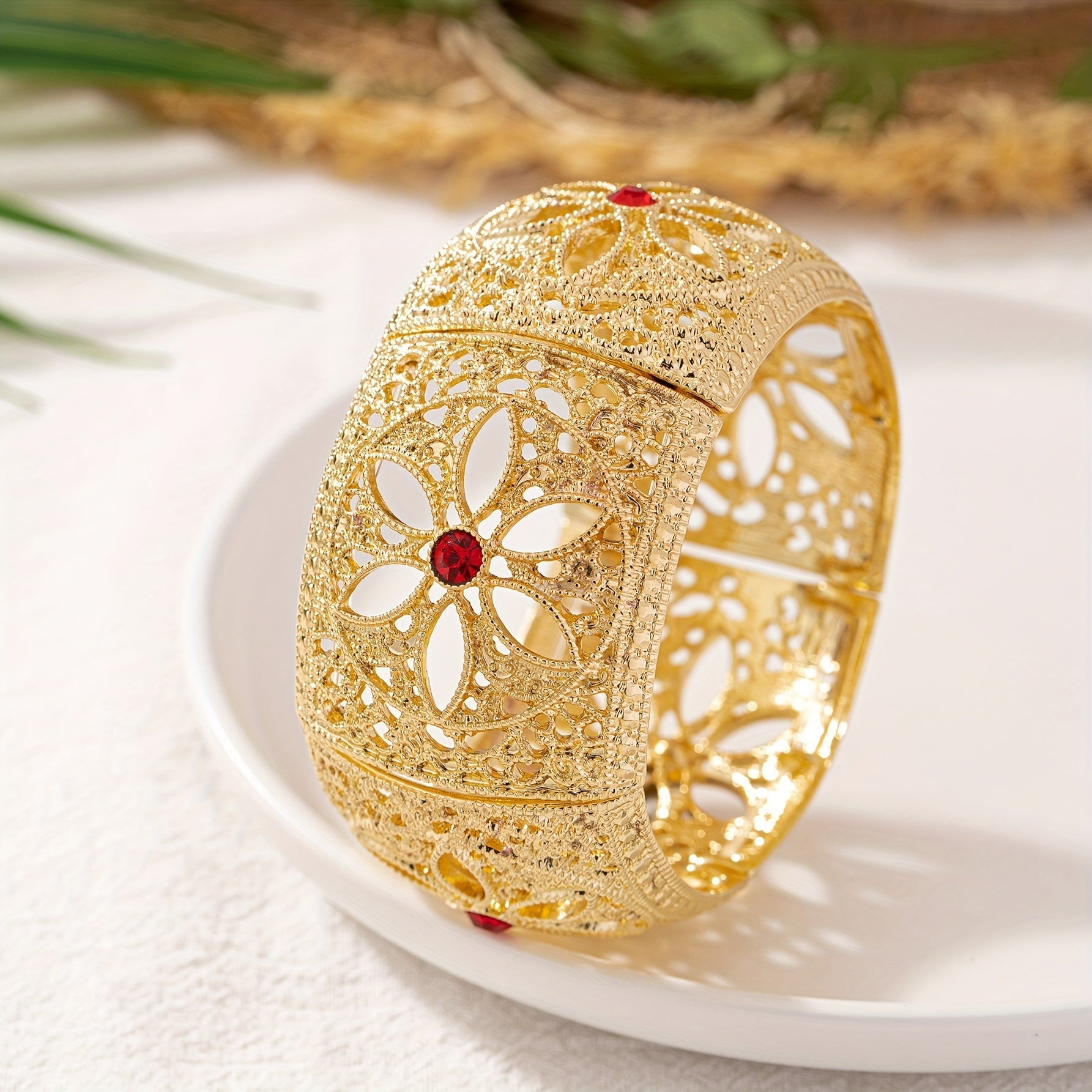 Zinс qotishmasidan tayyorlangan, nozik va ko'p maqsadli vintage hashamat uslubidagi filigranli bilaguzuk - ayollar uchun keng bilaguzuk, qoplamasiz - har kuni kiyish uchun ideal yuqori sifatli aksessuar.