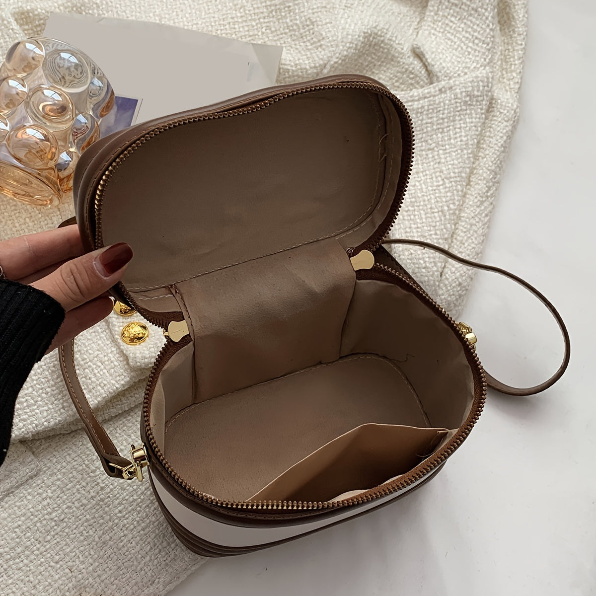 Elegant PU Messenger Bag with Adjustable Strap Zipper Closure for Office and Daily Use