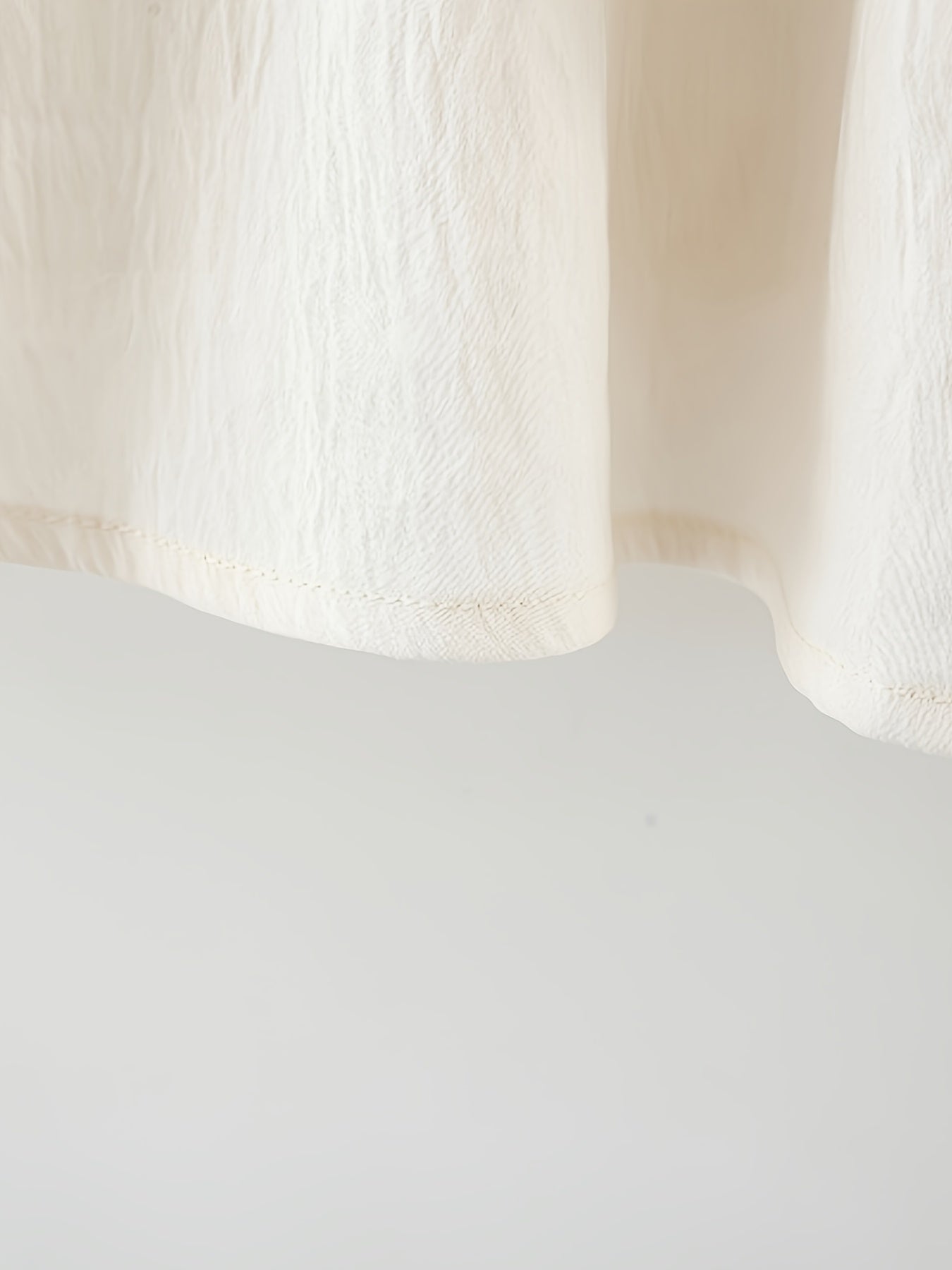 Qizlar uchun bej rangli yelkasiz malika ko'ylagi, dantel bezak va qirrali yubka, paxta aralashmasi, yozgi partiyalar va norasmiy chiqishlar uchun mukammal, mos keladigan somon sumkasi bilan, cho'zilmaydigan mato, yoqimli