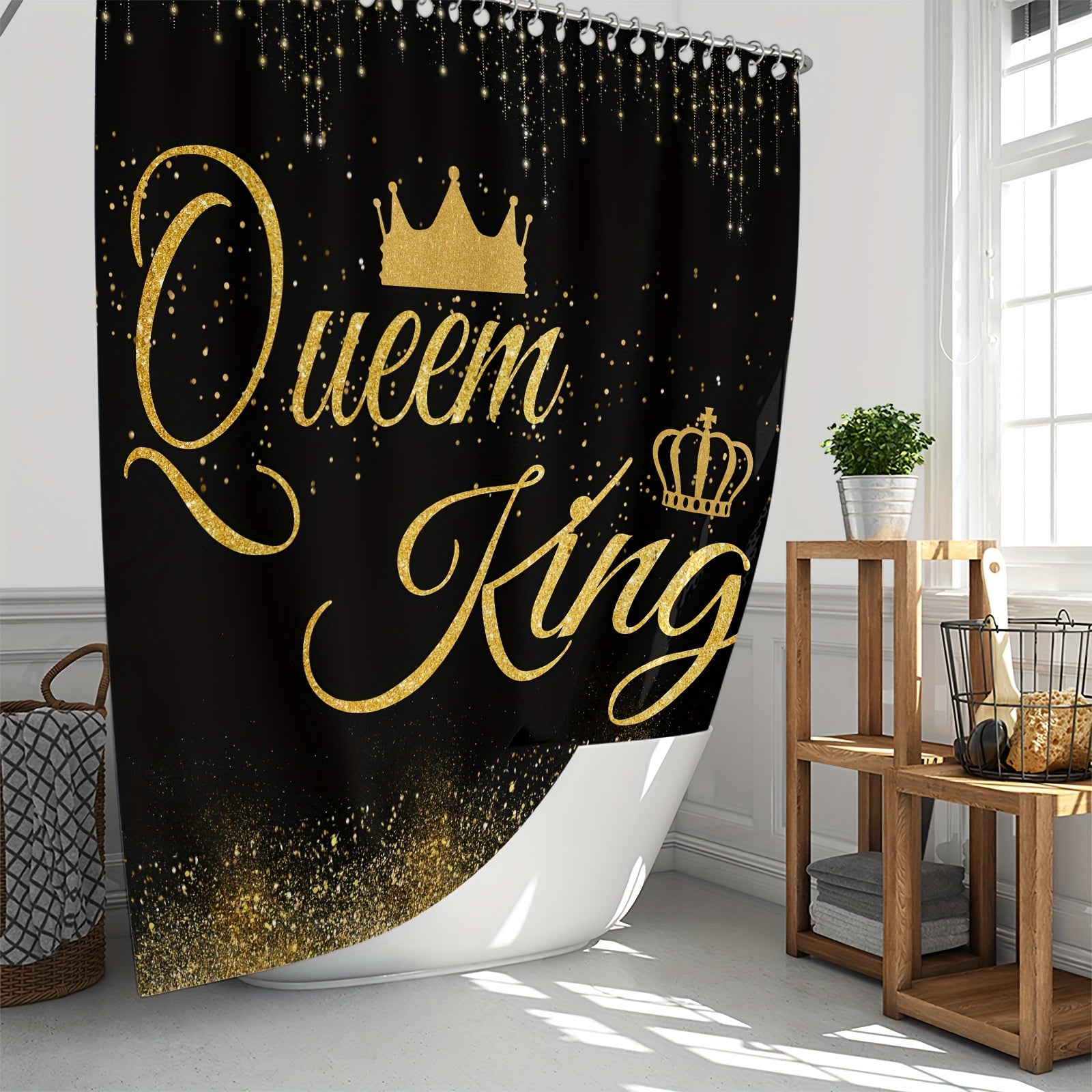 Qirolicha dush pardasi to'plami, tutqichlar, hammom gilamlari va toj motifi dizayni. Suvga chidamli polyester, mashinada yuvish mumkin. Qaytmas U-shaklidagi mat va hojatxona qopqog'i qopqog'i kiradi.