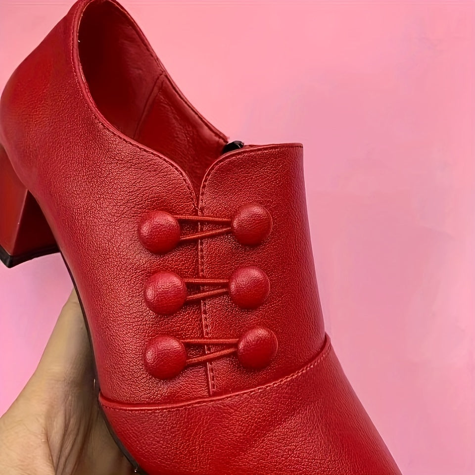 O'rta balandlikdagi qalin tovonli, yumshoq taglikka ega, soxta qoplama va bezakli iplar bilan bezatilgan zamonaviy qizil Mary Jane pumpalari. Kuzda rasmiy va norasmiy tadbirlar uchun ideal.