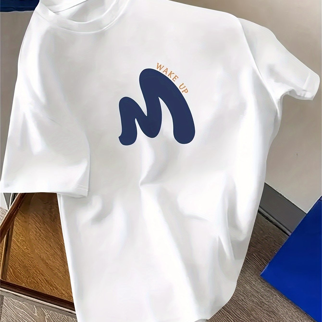 MBDMBD erkaklar uchun grafik futbolkasi "WAKE UP" dizayniga ega. Havo o'tkazuvchi polyester aralashmasidan tayyorlangan, mashinada yuvish mumkin. Yozgi ko'cha kiyimlari uchun ideal bo'lib, noyob M print dizayniga ega.