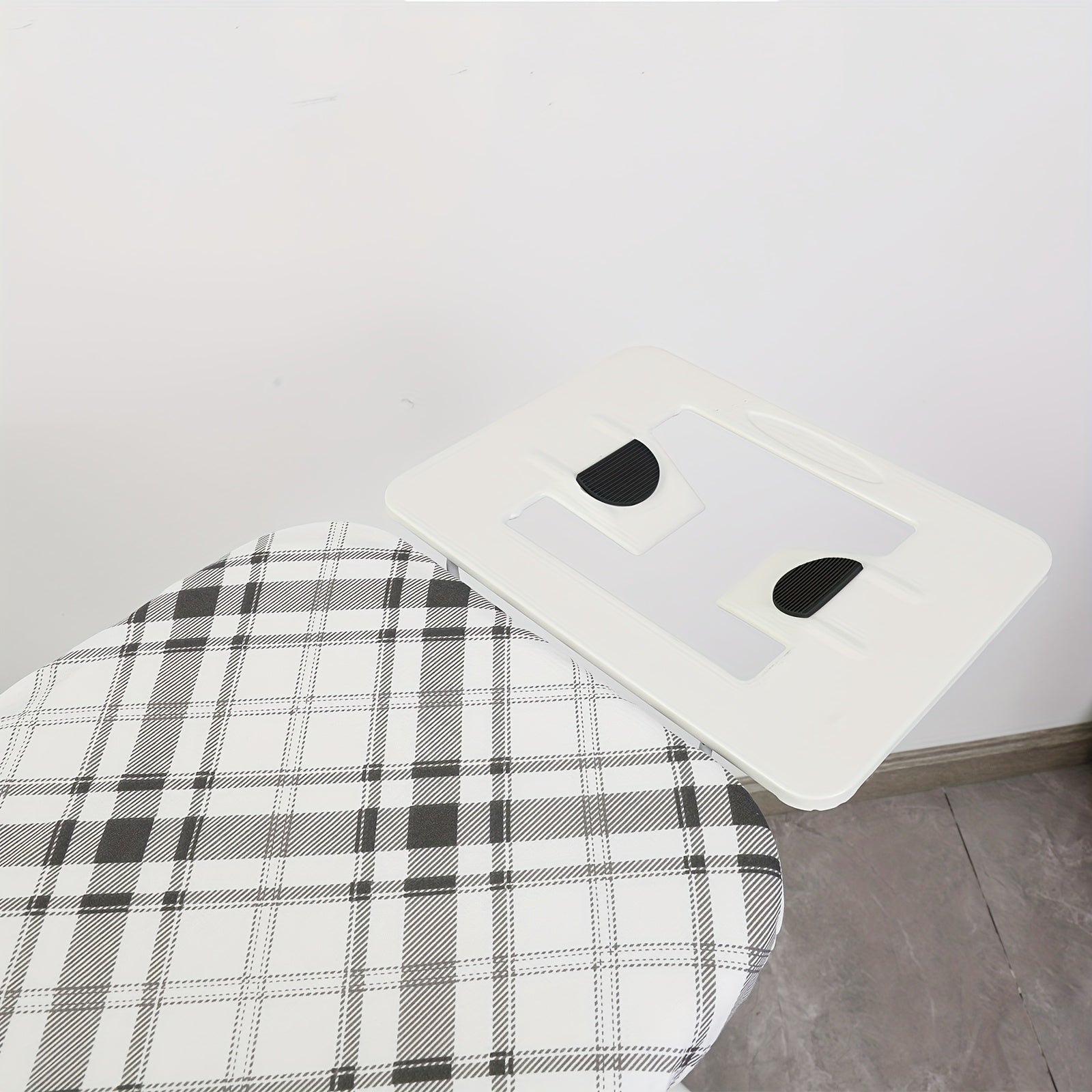 Vertikal bukadigan temir taxtasi keng yuzasi va metall ramkaga ega