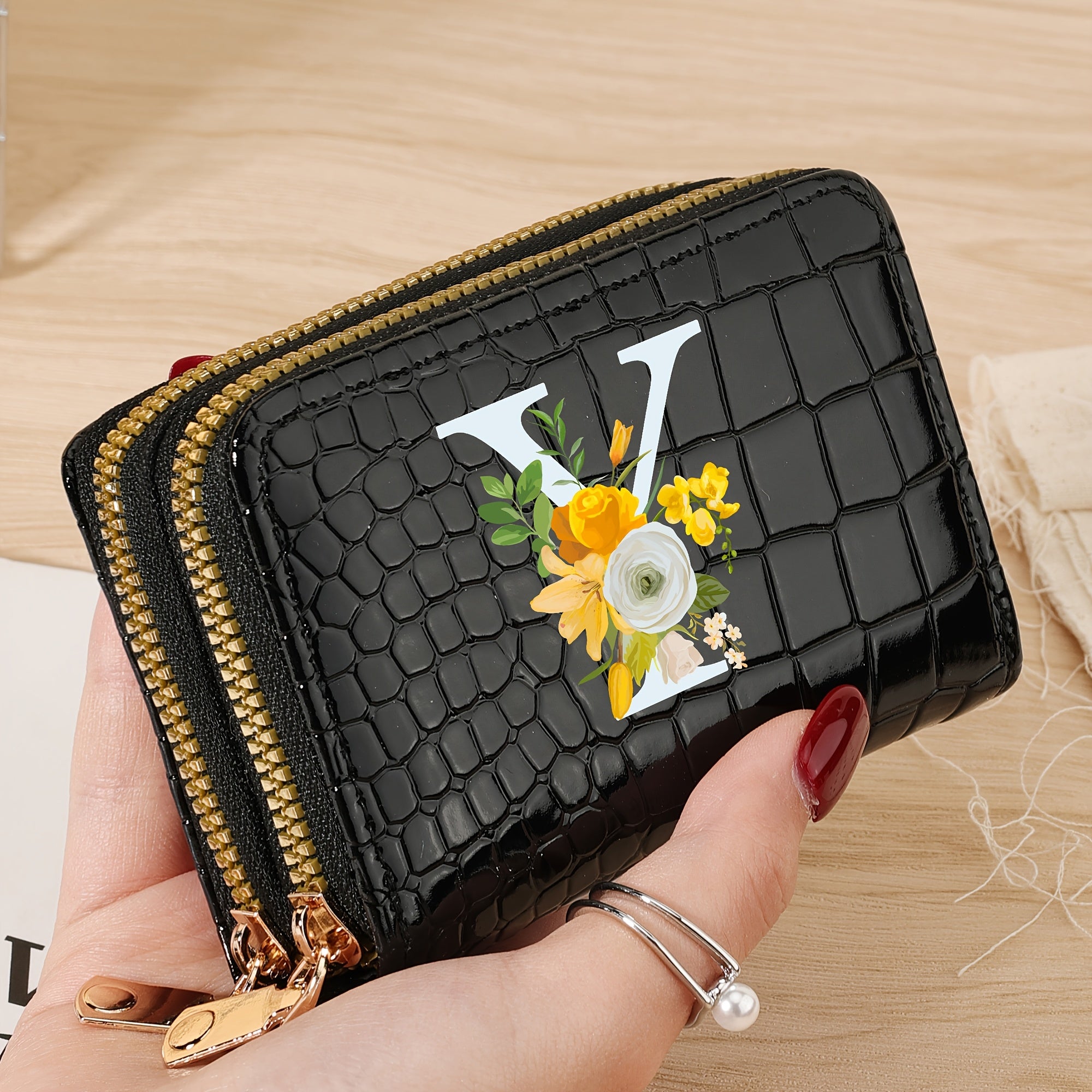 Bir nechta slotlari va zamonaviy fermuari bo'lgan mustahkam kredit karta saqlash sumkasi, maktab, yotoqxona va maktabga qaytish uchun zarur bo'lgan buyumlar uchun.