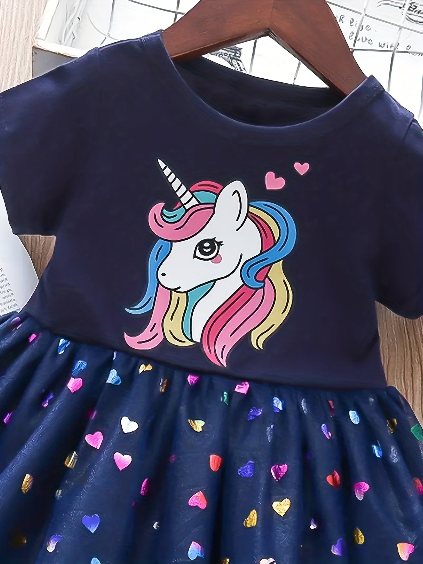 Qizlar uchun yozgi partiyalar uchun paydo bo'lgan sekinlar va tulladan yasalgan unicorn malika ko'ylagi