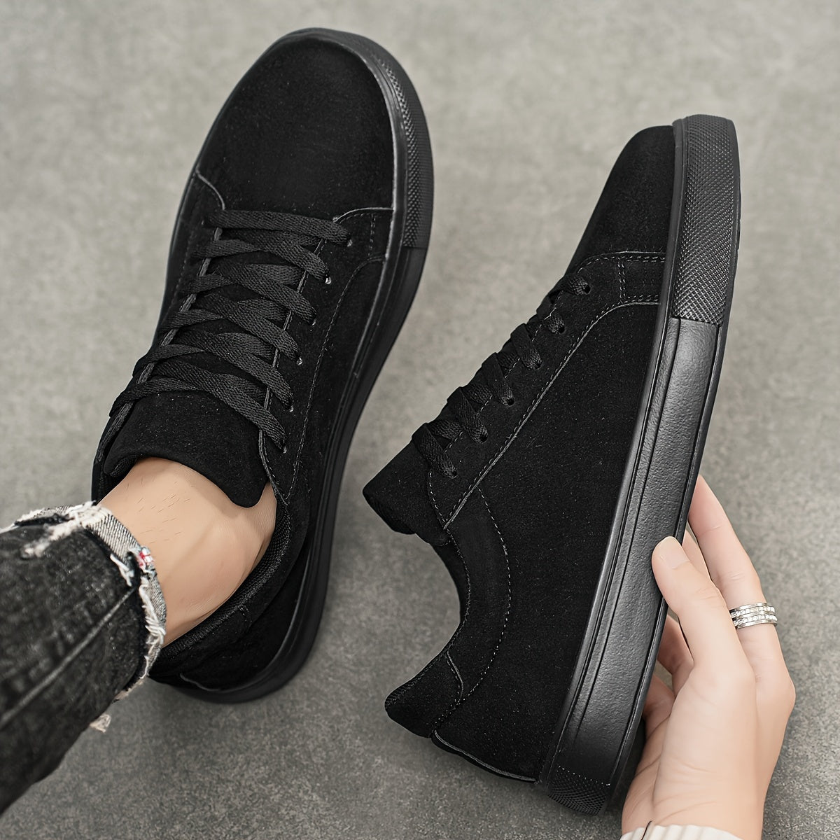 Erkaklar uchun qora aksentli kulrang skeyt poyabzallari, bog'ichli dizayn, mustahkam EVA taglik va qulay mato astar, tasodifiy kiyim uchun mos. PU yuqori qismi bilan zamonaviy ko'p maqsadli krossovkalar.