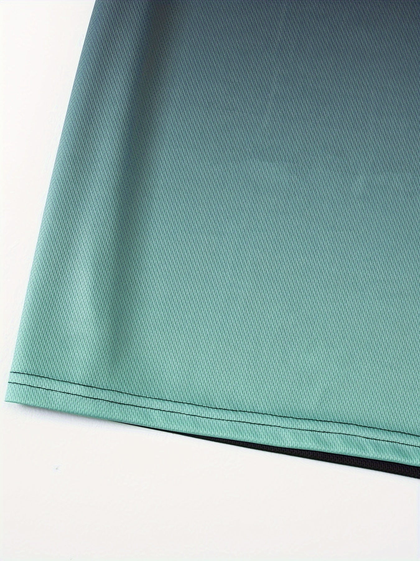 Erkaklar uchun 2 qismli sport kiyimlari to'plami, qisqa yengli ko'ylak va gradient rangdagi shortlar, nafas oladigan va tez quriydigan, oddiy moslikda.