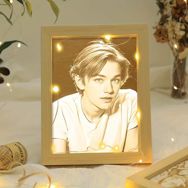 Уникальная индивидуальная художественная гравированная деревянная фоторамка - идеальный подарок на годовщину, день рождения, свадьбу или День святого Валентина. Отлично подходит для домашнего декора и настольной экспозиции в качестве ценного сувенира.