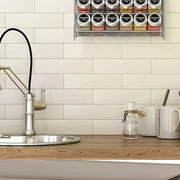 Devorga o'rnatiladigan oshxona ziravorlar qutisi, qora va kumush, 4 qavatli, 24 ta shisha uchun mo'ljallangan