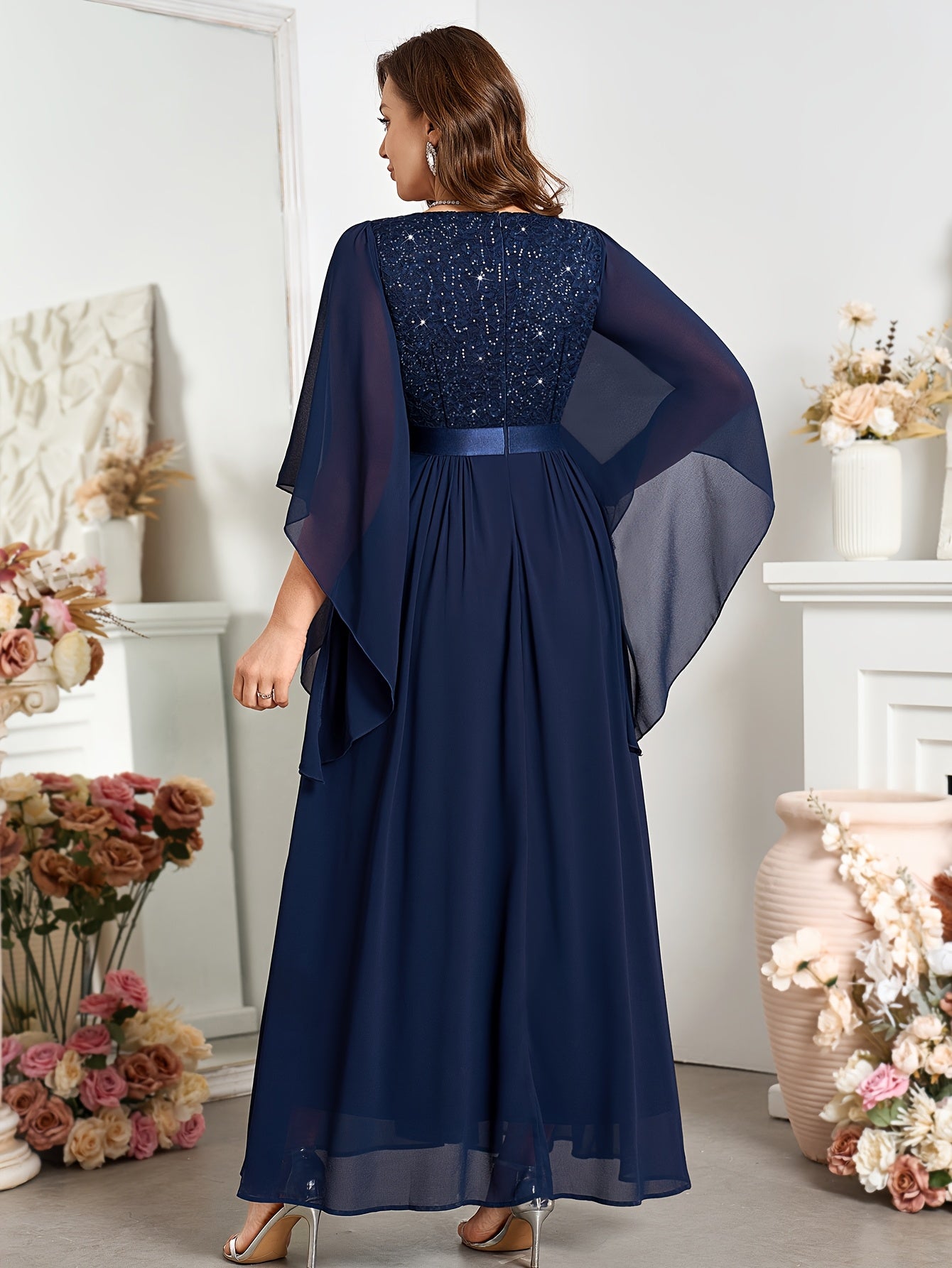 Vestido maxi de mujer talla grande en verde de gasa con escote en V profundo y mangas acampanadas