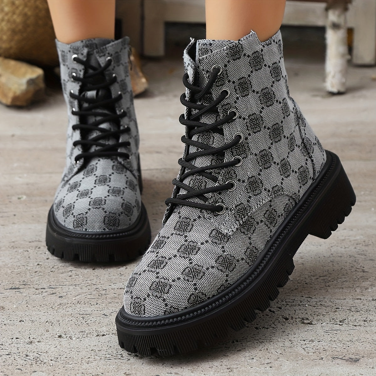 Ayollar uchun tizza yuqori poyabzal, lentalar bilan yopiladigan, sirpanishga qarshi TPR taglikli, yostiqlangan, qora, barcha mavsumlar uchun