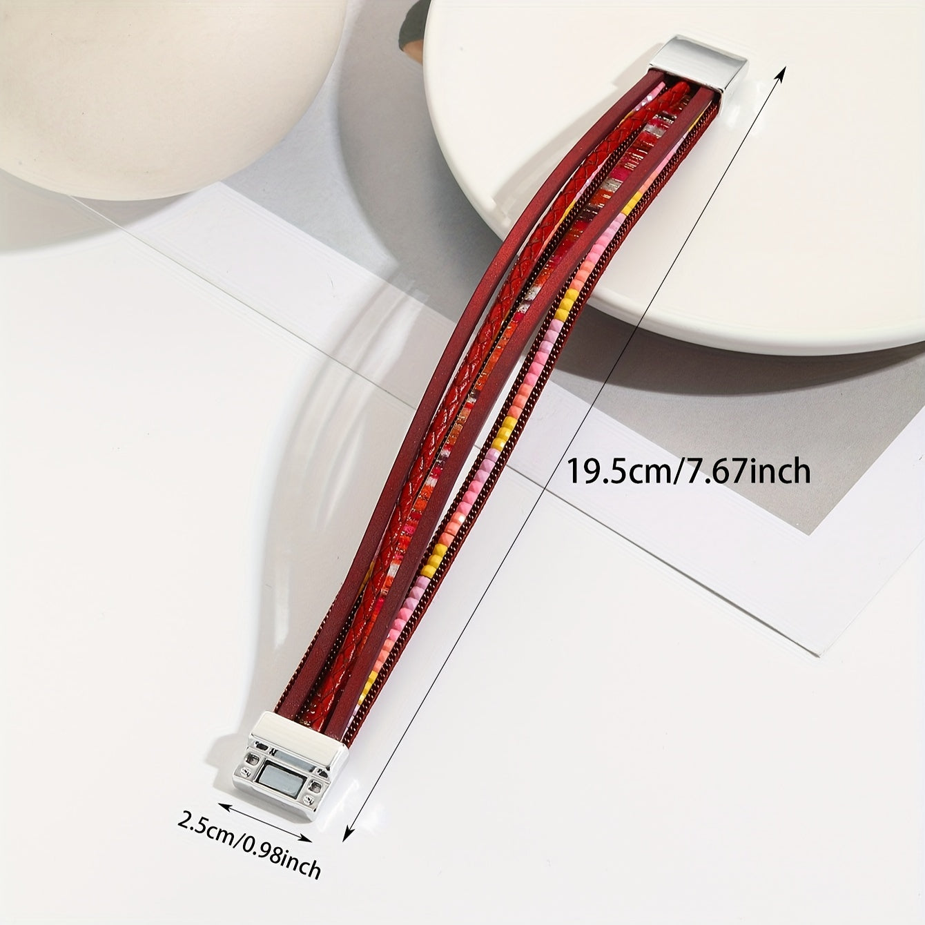 Boho-Chic PU teri bilaguzuk, magnit qopqog'i bilan - jigarrang, bej va ko'k ranglarda qatlamli dizayn, tasodifiy kiyimlar yoki sovg'a uchun retro bohem uslubi, vintage PU teridan tayyorlangan tasodifiy har kuni taqiladigan bilaguzuk