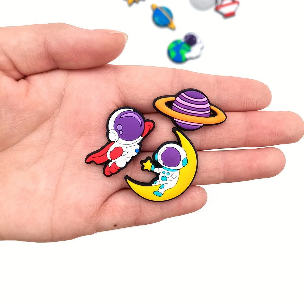 20 dona kosmik kosmonavt poyabzal charm'lari Saturn va Yerni tasvirlovchi o‘yinchoq dekoratsiyalari
