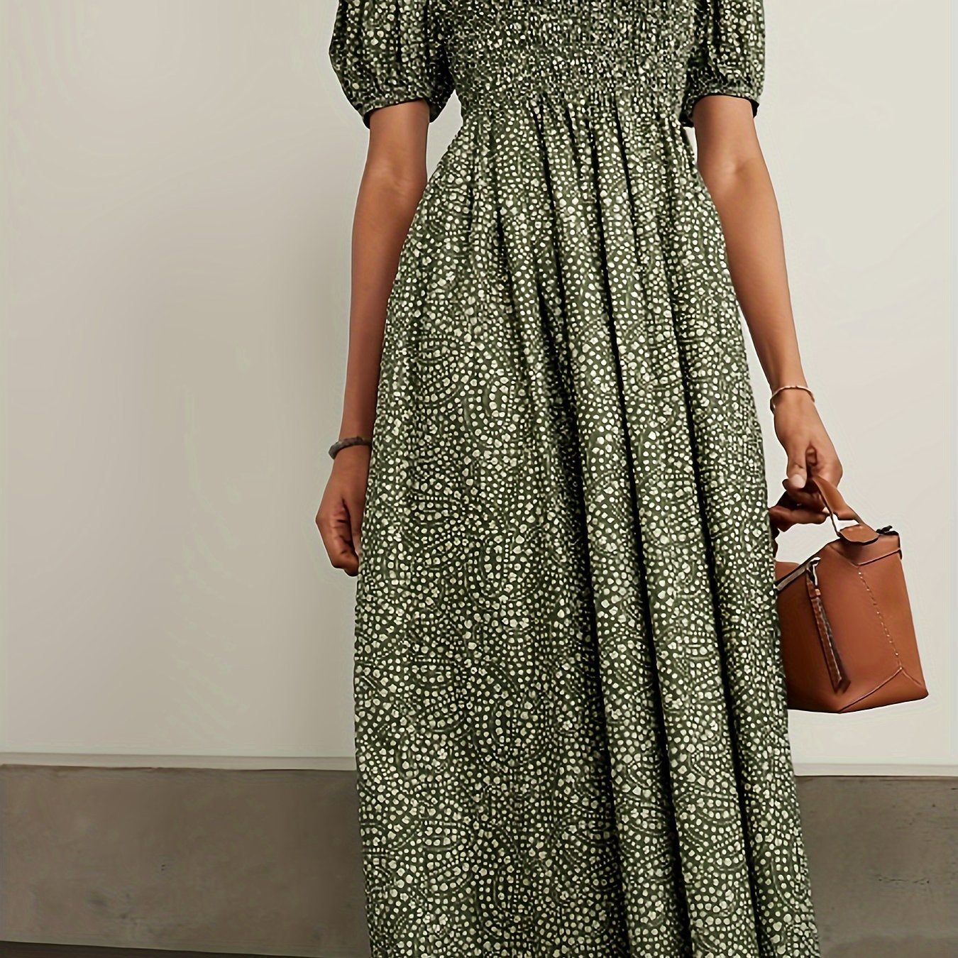 Katta o'lchamdagi ko'ylak, parallel qirqimlar va gullar bosma, organik yashil, o'rta uzunlikda.