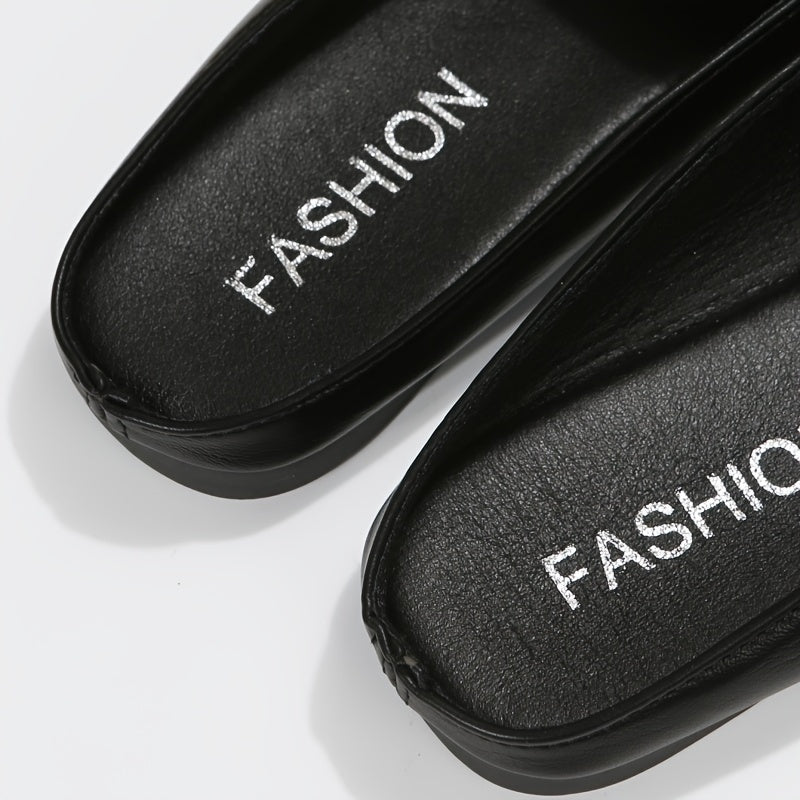 Zamonaviy dizaynga ega qulay ayollar uchun moda loferlari.