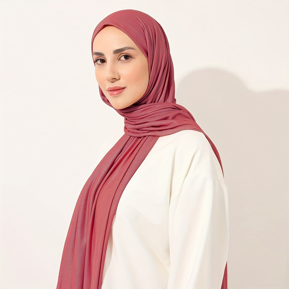 Ayollar uchun yuqori sifatli bir rangli polyester sharf, barcha fasllar va tadbirlar uchun mos, Ramazon uchun qulay.