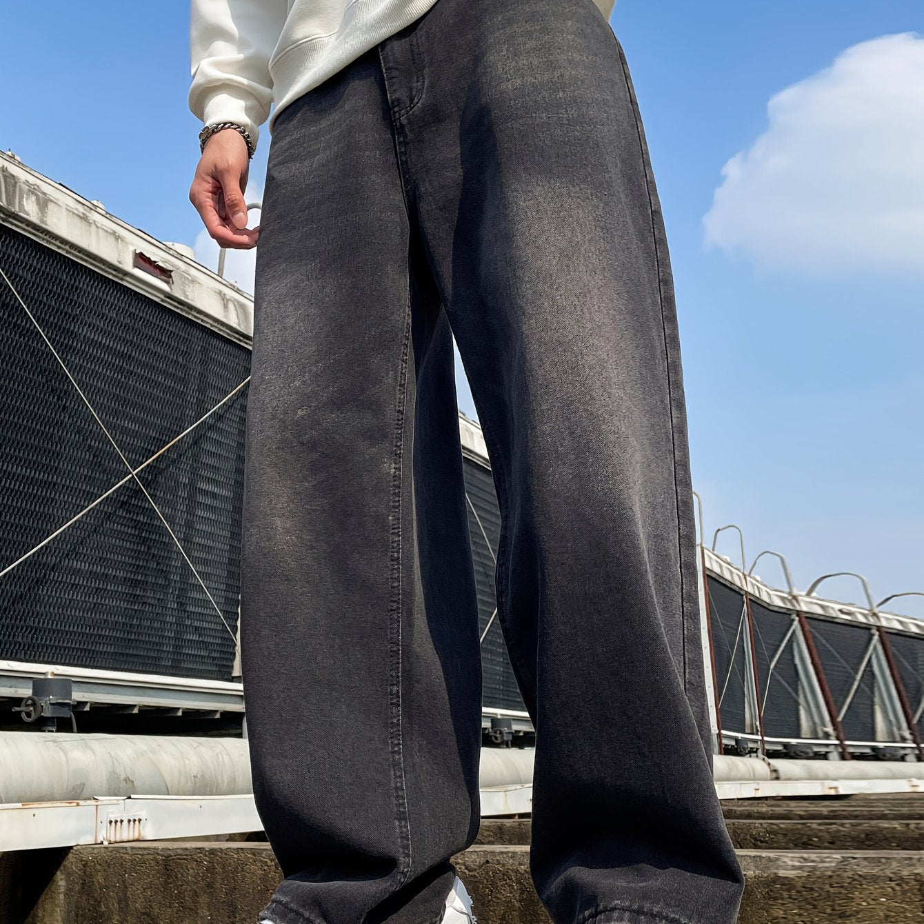 Унисекс джинсы из денима с широкими штанинами, карманами и однотонным цветом. Изготовлены из смеси хлопка. Обычная длина, пояс в комплект не входит.