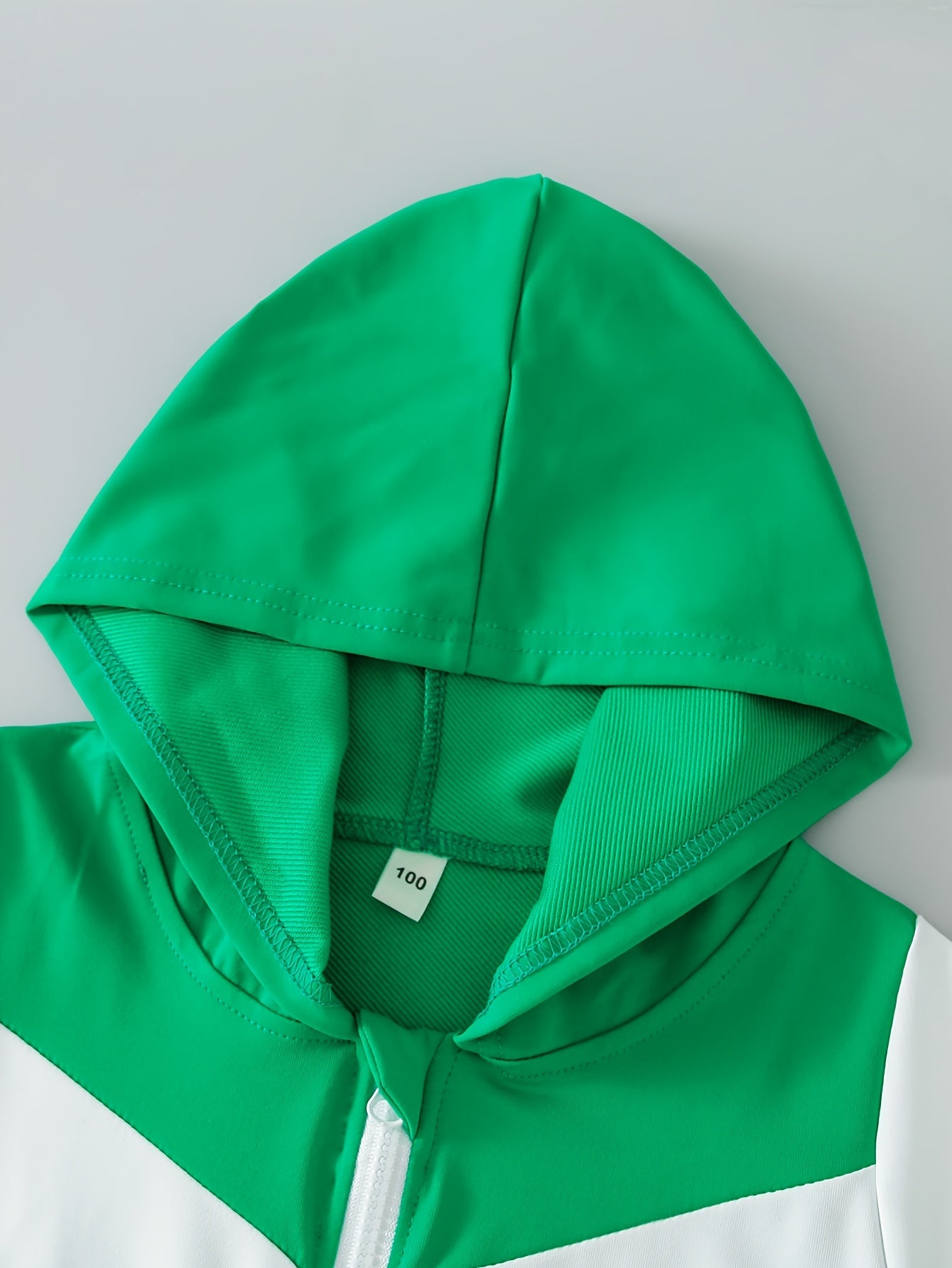 Yigitlar uchun kuzgi kapüşonli kurtka va shimlar to'plami, rang-barang patchwork va zip bilan