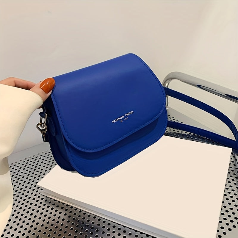 Silliq va zamonaviy ot bag'aji, tasodifiy tuzilishga va minimalist dizaynga ega, yelka ustida yoki diagonaldan taqilishi mumkin.