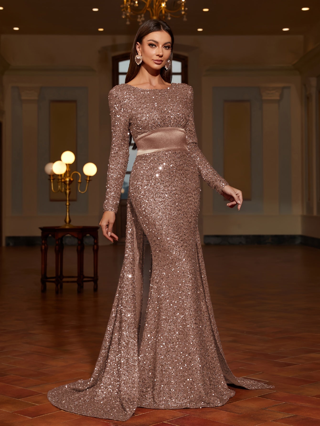 Ayollar uchun zamonaviy orqasi ochiq oqimli ko'ylak, oilaviy yig'ilishlar va partiyalar uchun mukammal. 2025 yilda turli tadbirlar, jumladan, partiyalar, kontsertlar va mukofotlar uchun mos uzun ko'ylak.