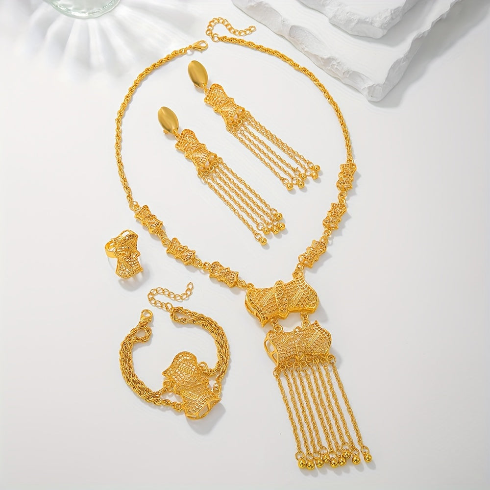 An'anaviy kelin zargarlik to'plami 5 dona: uzuk, marjon, bilaguzuk, taqinchoq. Har kuni kiyimlarga mos keladigan klassik bo'sh gul dizayni bilan qoplangan.