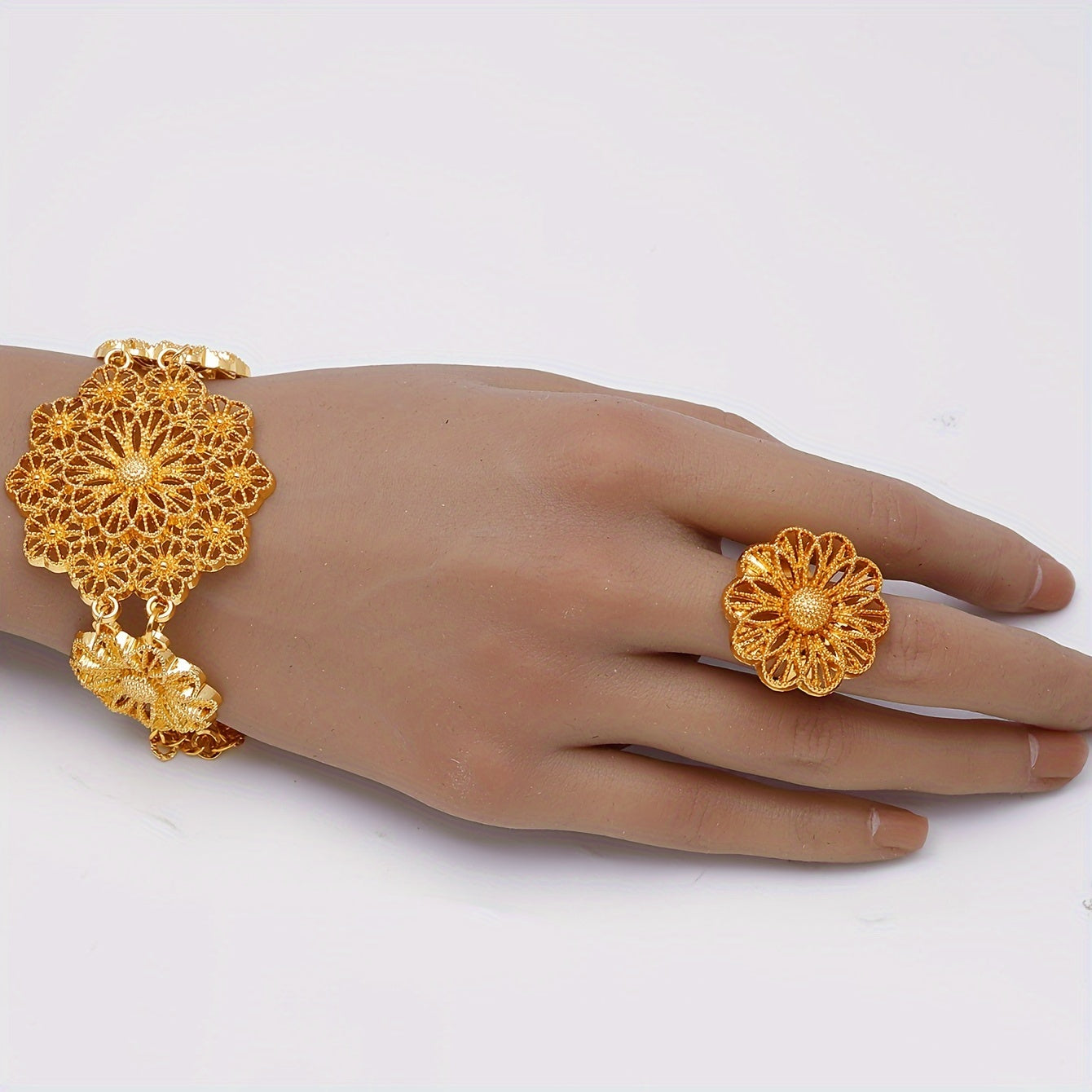 Zamonaviy O'rta Sharq zargarlik to'plami, vintage uslubidagi marjon, bilaguzuk, uzuk va sirg'alar bilan. Ushbu 4-qismli to'plam rux qotishmasidan tayyorlangan bo'lib, partiyalar, sovg'alar uchun ideal va yil davomida kiyish mumkin.