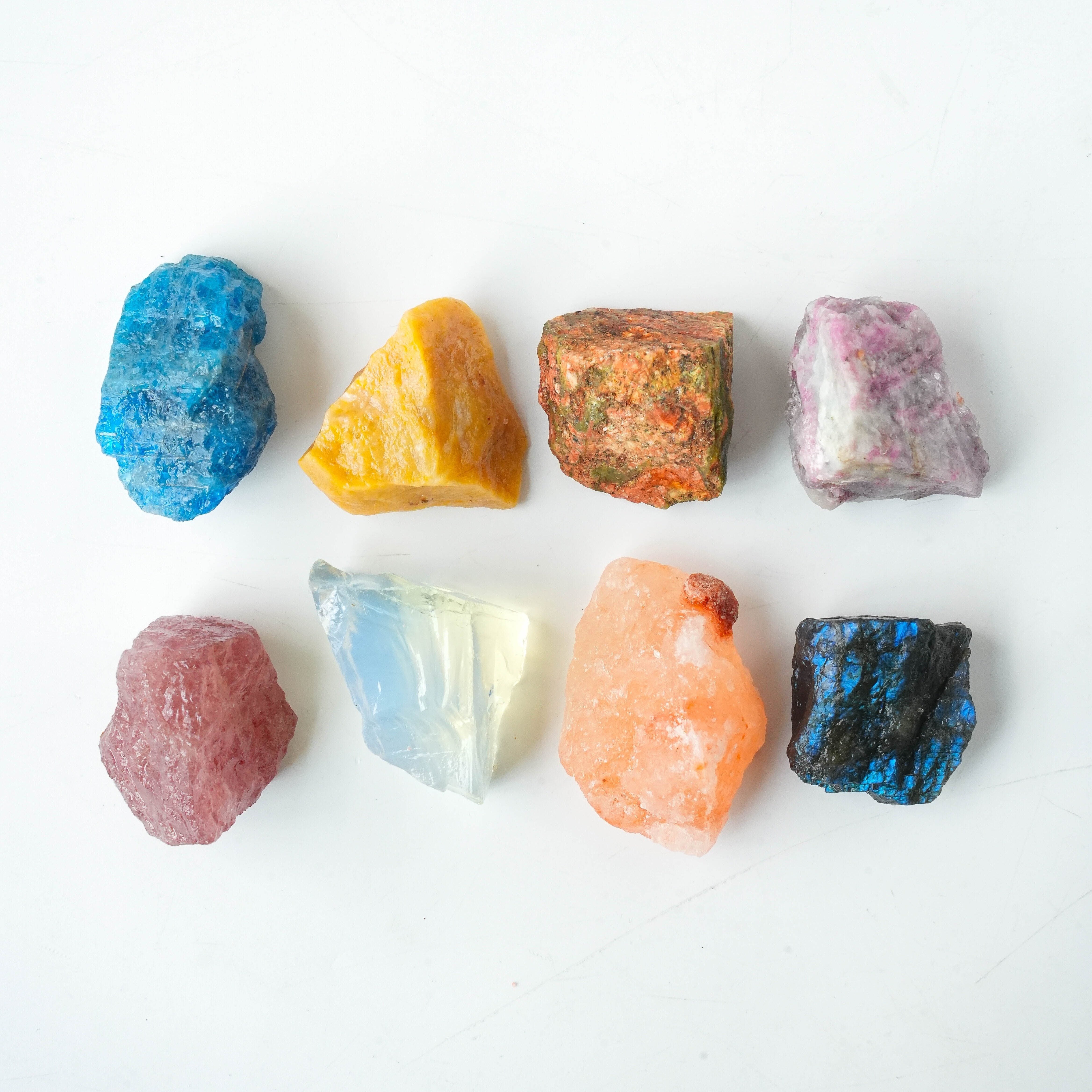 Набор из 8 крупных натуральных кристаллов и камней в коллекционной коробке из кристаллического гема