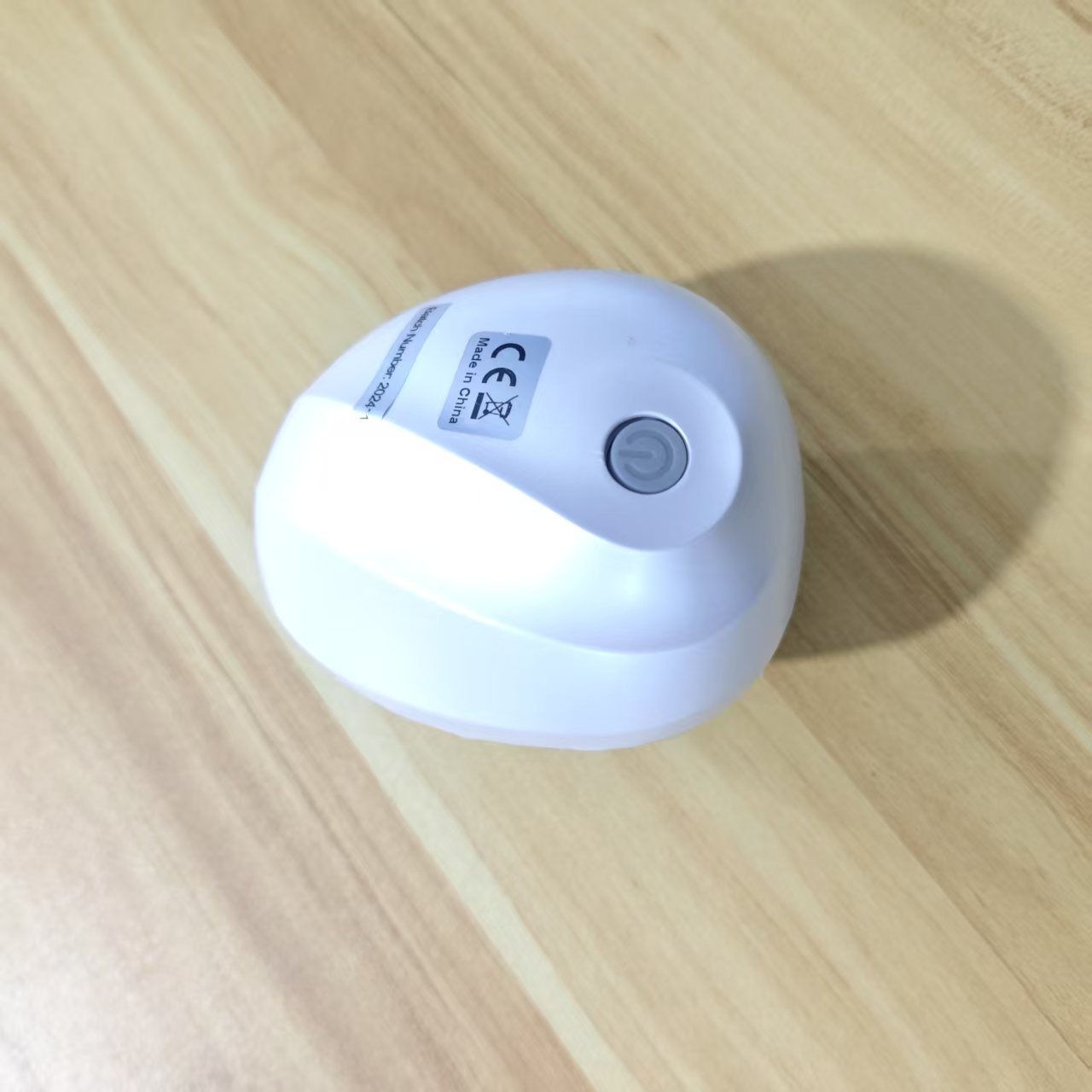 USB-заряжаемый массажер для глубокого расслабления всего тела, с возможностью массажа на 360 ° и 8 щупальцами. Идеальный подарок для головы, шеи, рук и ног. Сделан из пластика и