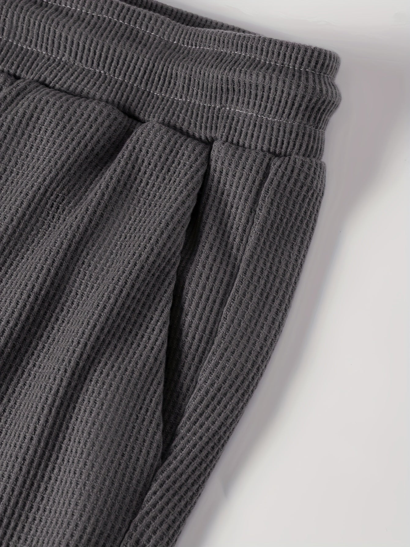 Erkaklar uchun ikkita zamonaviy kiyim: yoz uchun tasodifiy krujka yaka qisqa qo'ltiq futbolka va shortlar to'plami, ta'til va mashg'ulotlar uchun mukammal.