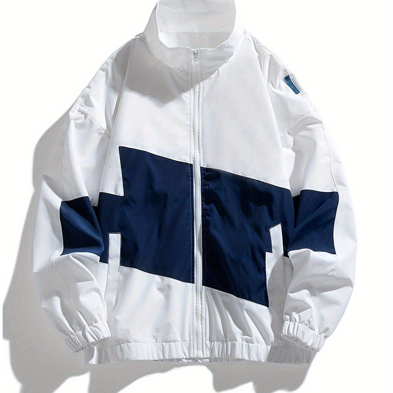 Erkaklar uchun kapüşonli fermuarlı jaket, rangli blok dizayni bilan, ish va ochiq havoda faoliyatlar uchun keng kesimda, polyesterdan tayyorlangan.