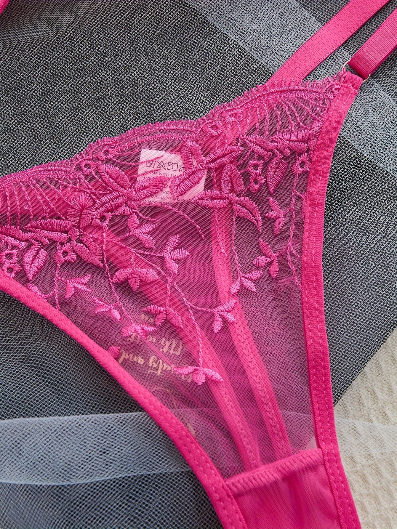 Комплект нижнего белья с тонкими бретельками, включающий интимные вещи, бюстгальтер и трусики в сексуальном дизайне.