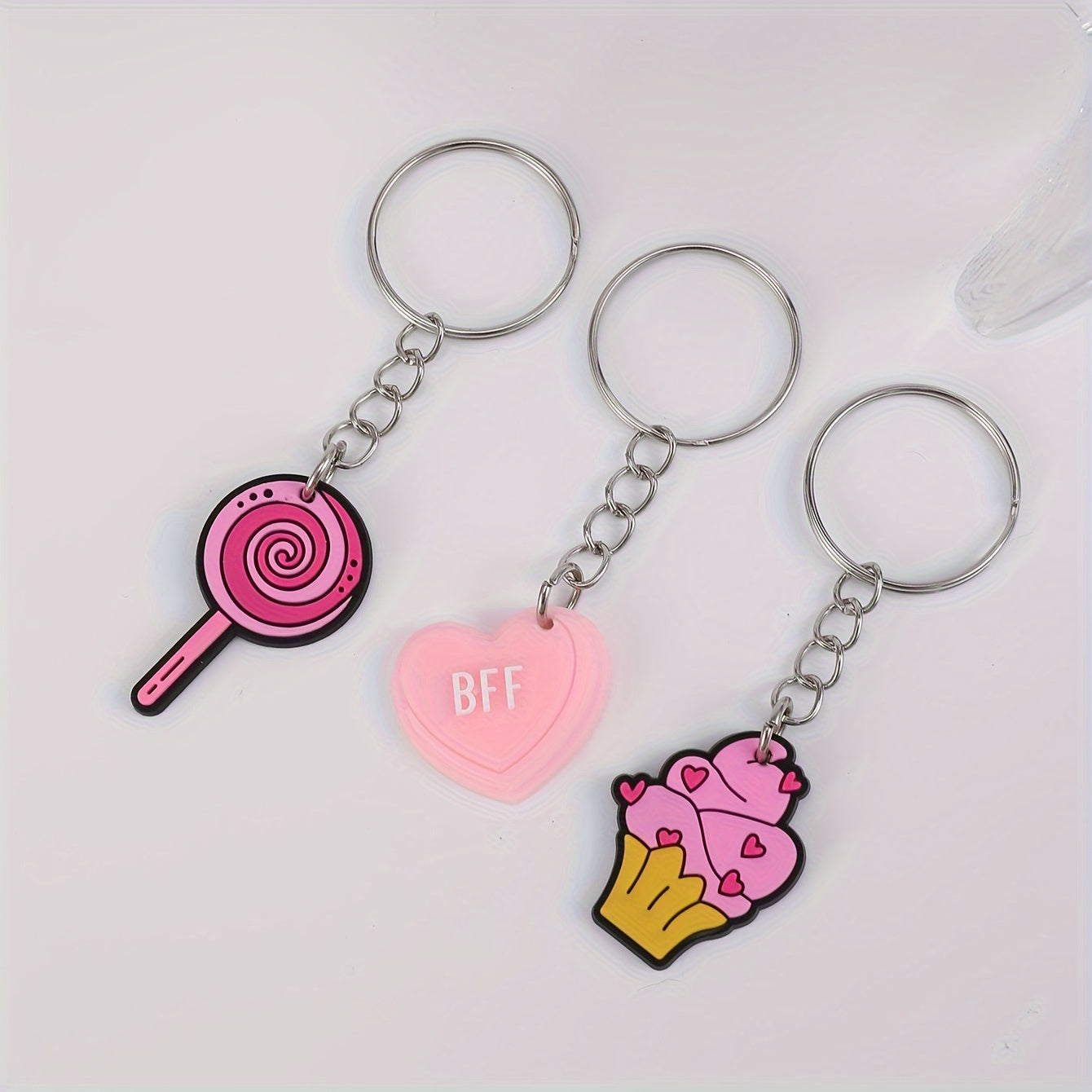 Set de llavero de PVC rosa con charms de dibujos animados, corazones, poodles, helados y piruletas para damas y niñas
