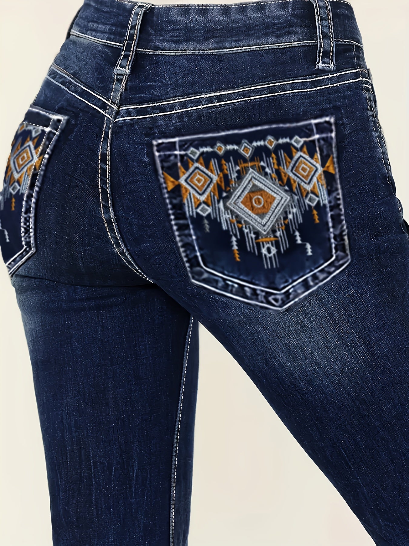 Plus o'lchamli qorong'i vintage geometrik tikilgan jinsi shimlar, kengaytirilgan oyoqlari bilan