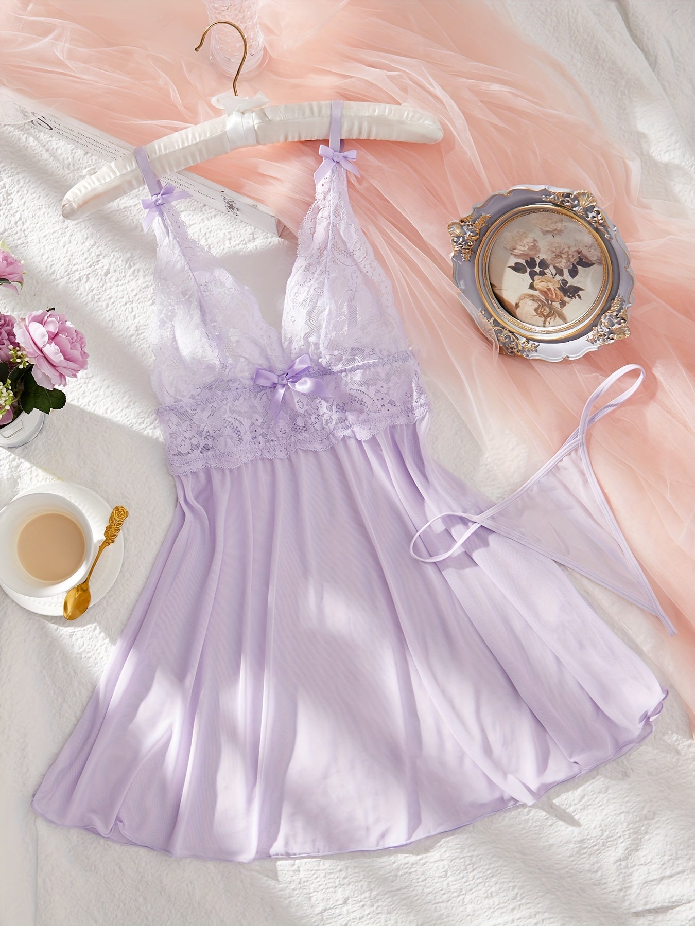 Пурпурное кружевное платье-бэбидол с подходящими стрингами.