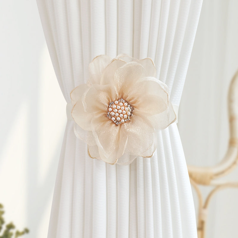 Uyingizning dekoriga nafislik qo'shing, bu go'zal 3D gullar dizayniga ega Magnit Pardalar Bog'ichlari bilan. Yuqori sifatli polyester lentadan tayyorlangan, u yotoqxona yoki yashash xonangizdagi pardalarni ushlab turish uchun mukammaldir.