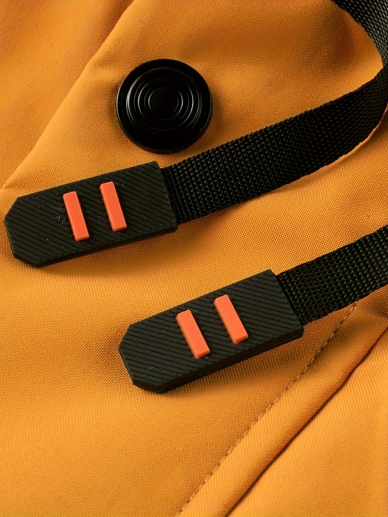 Erkaklar uchun engil shamol o'tkazmaydigan kurtka, suv o'tkazmaydigan va shamol o'tkazmaydigan, ajratiladigan kapyushon bilan, bahor va kuzda ochiq havoda faoliyatlar uchun mukammal.