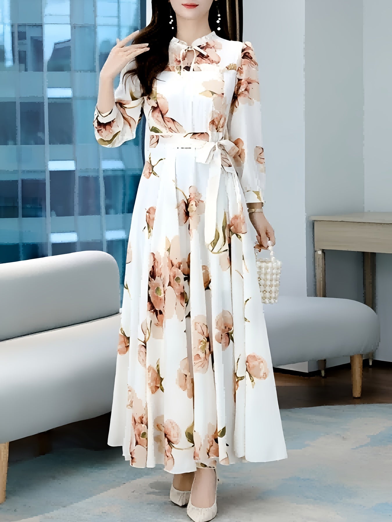 V-yuqori, pliseli bel va uzun oqayotgan yubka bilan bezatilgan zamonaviy gullar bilan A-siluetli ko'ylak, mashinada yuvish mumkin bo'lgan polyesterdan tayyorlangan.