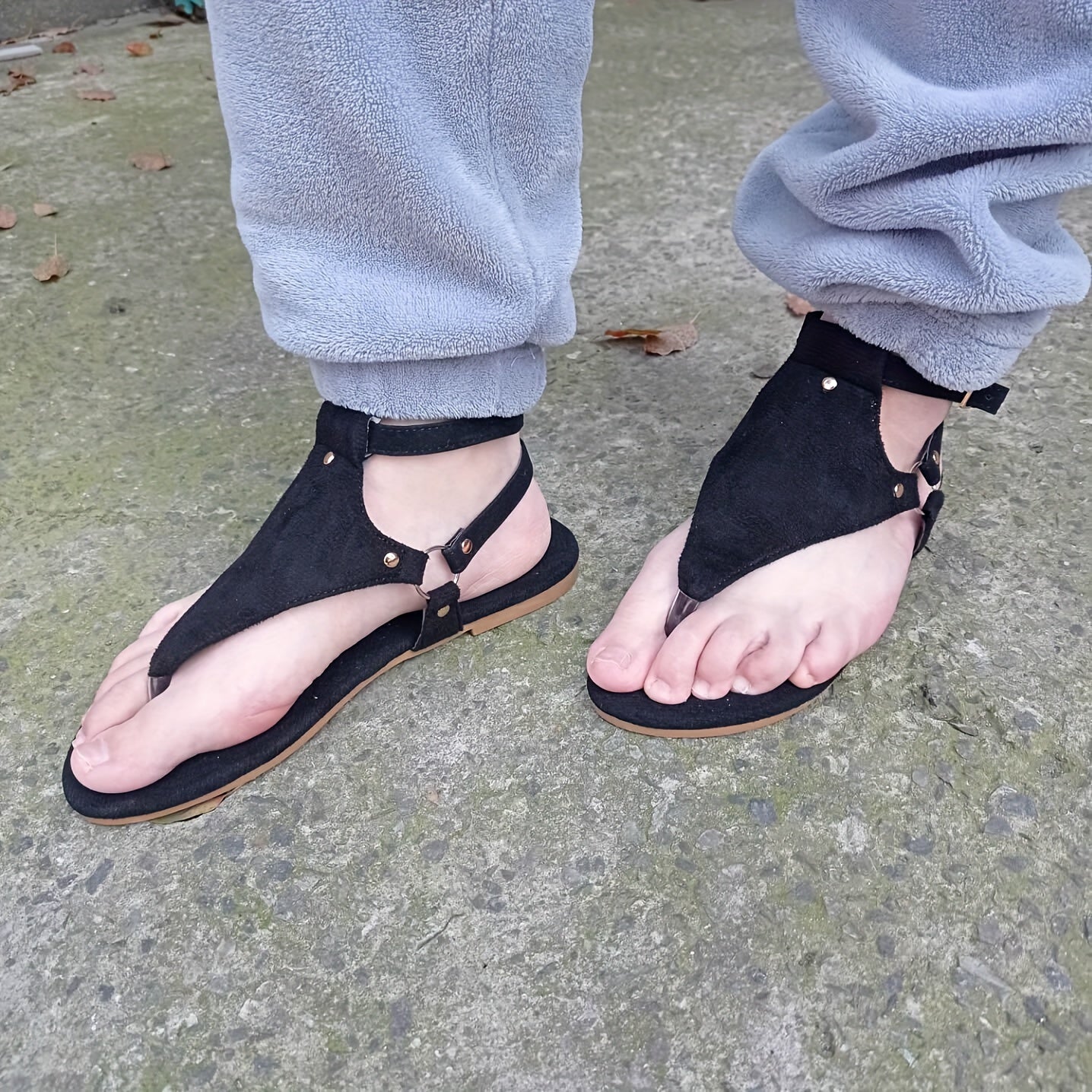 Women's Flat Sandals with Clip Toe and Buckle Strap for Summer Beach Casual Wear