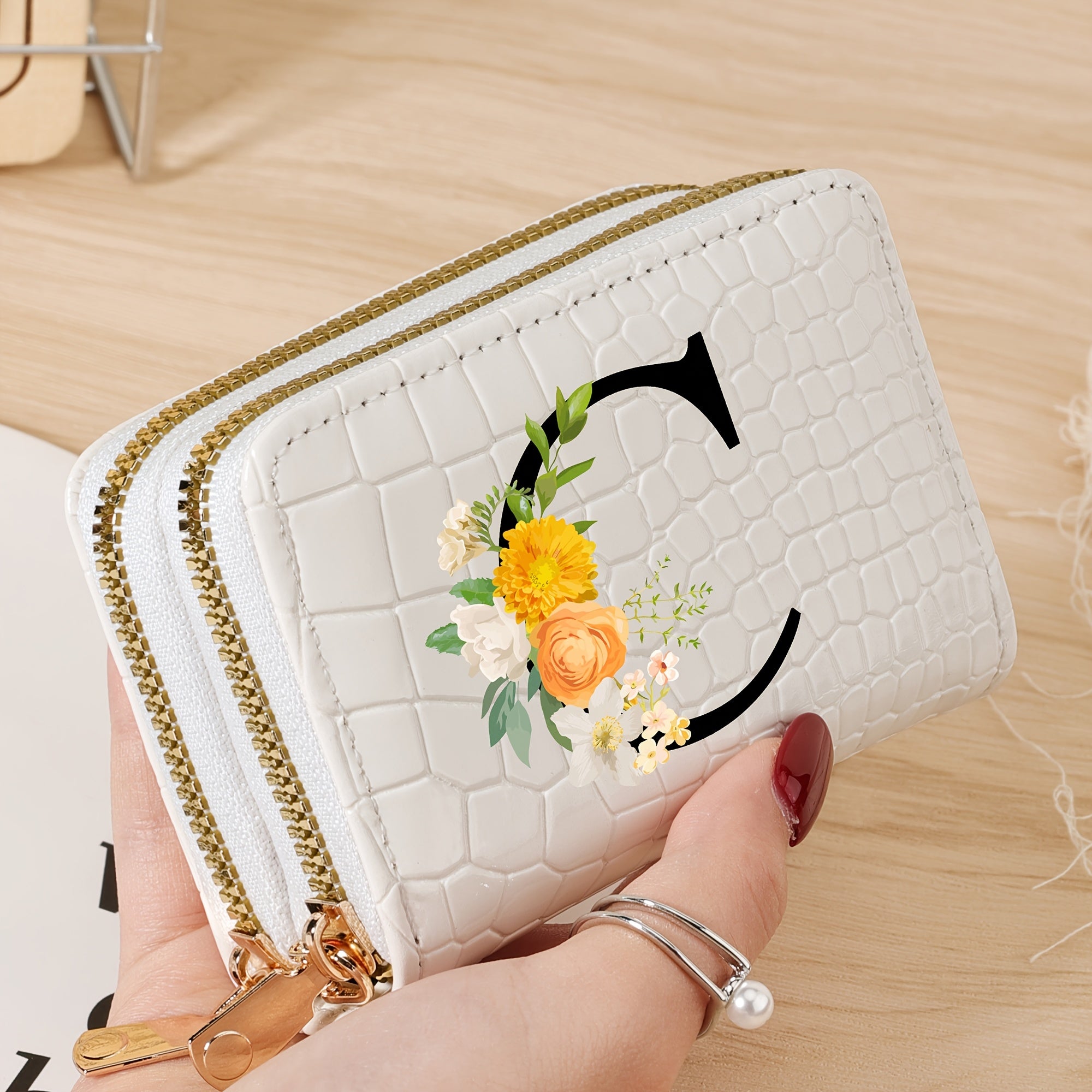 Bir nechta slotlari va zamonaviy fermuari bo'lgan mustahkam kredit karta saqlash sumkasi, maktab, yotoqxona va maktabga qaytish uchun zarur bo'lgan buyumlar uchun.