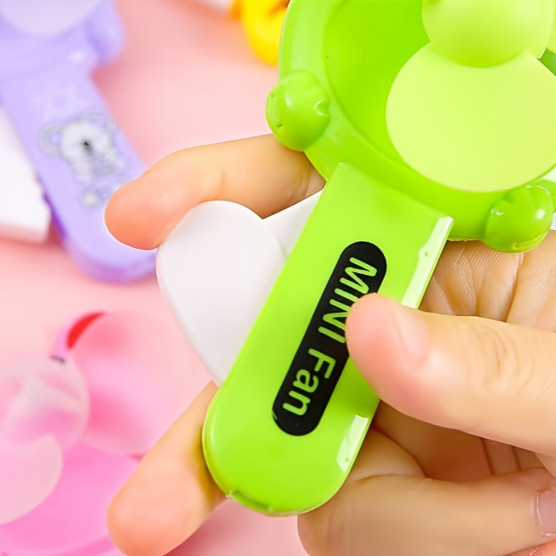 Hayvonlar va yurak tasvirlari bilan 6 rangli variantlarda portativ qo‘l mini ventilyator. Tashqi yozgi foydalanish uchun batareyasiz ishlash. Dekorativ maqsadlar uchun mukammal.