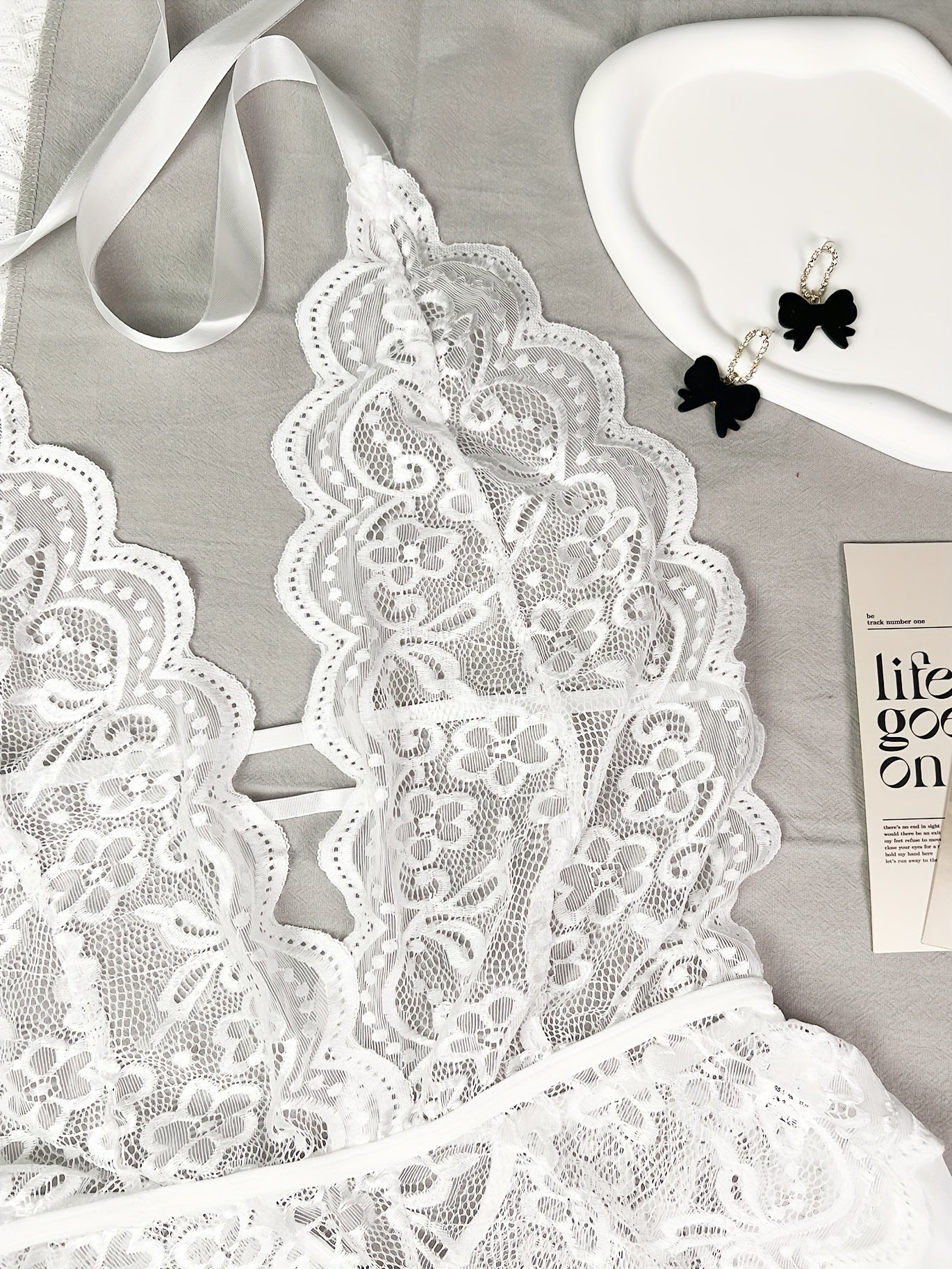 Zarif dantel halter teddy, qirrali bodysuit va murakkab dantel tafsilotlari bilan, yarim shaffof, cho'ziluvchan polyester va spandeks aralashmasidan tayyorlangan. Romantik kechalar uchun mukammal va mashinada yuvish oson.