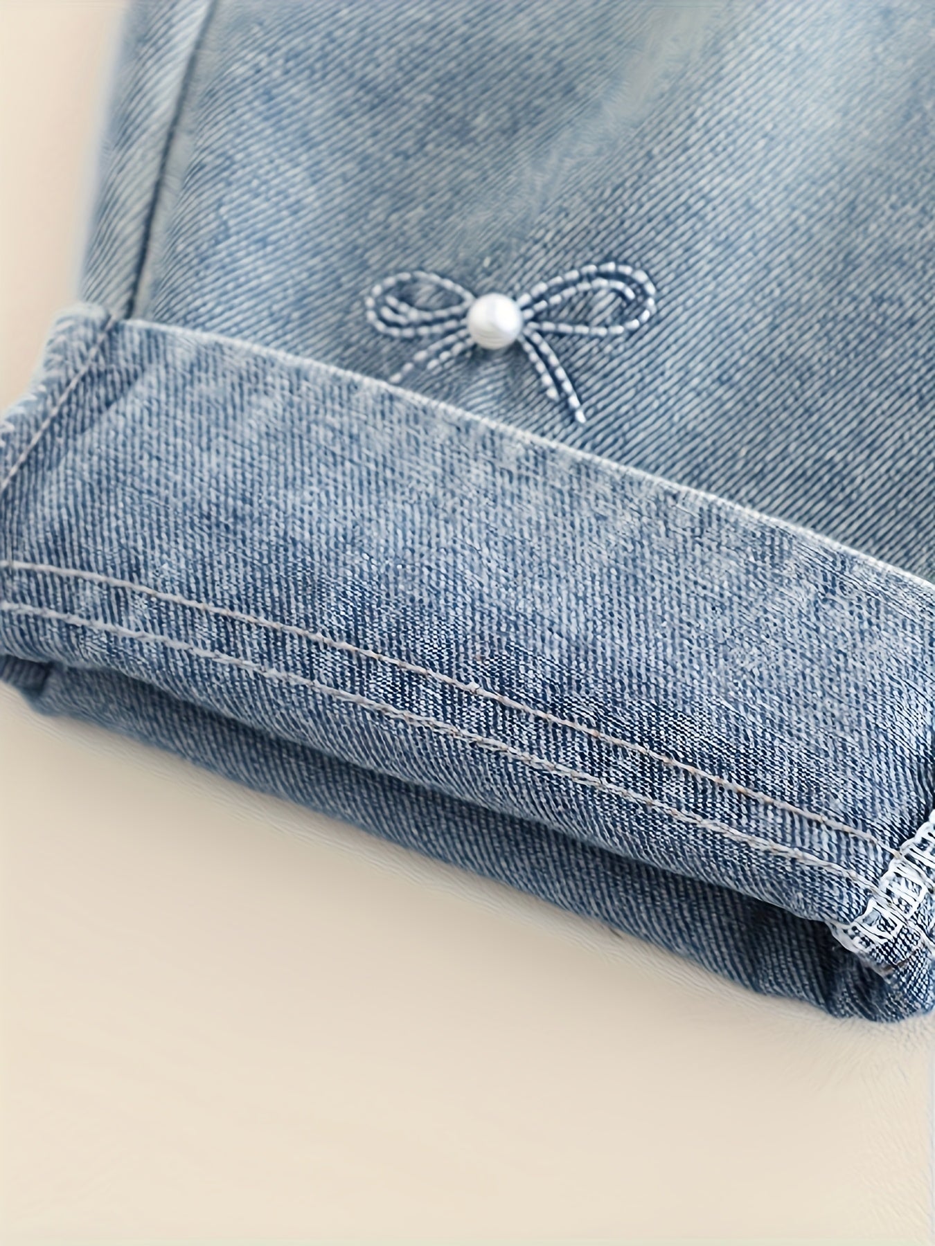 Qizlar uchun zamonaviy keng kesimli denim shimlar, bir rangli rayon aralashmasidan tayyorlangan. Mashinada yuvish mumkin. Bahor/kovak uchun mos. Zamonaviy chaqaloqlar uchun ideal. Uzoq shimlar xususiyatiga ega.