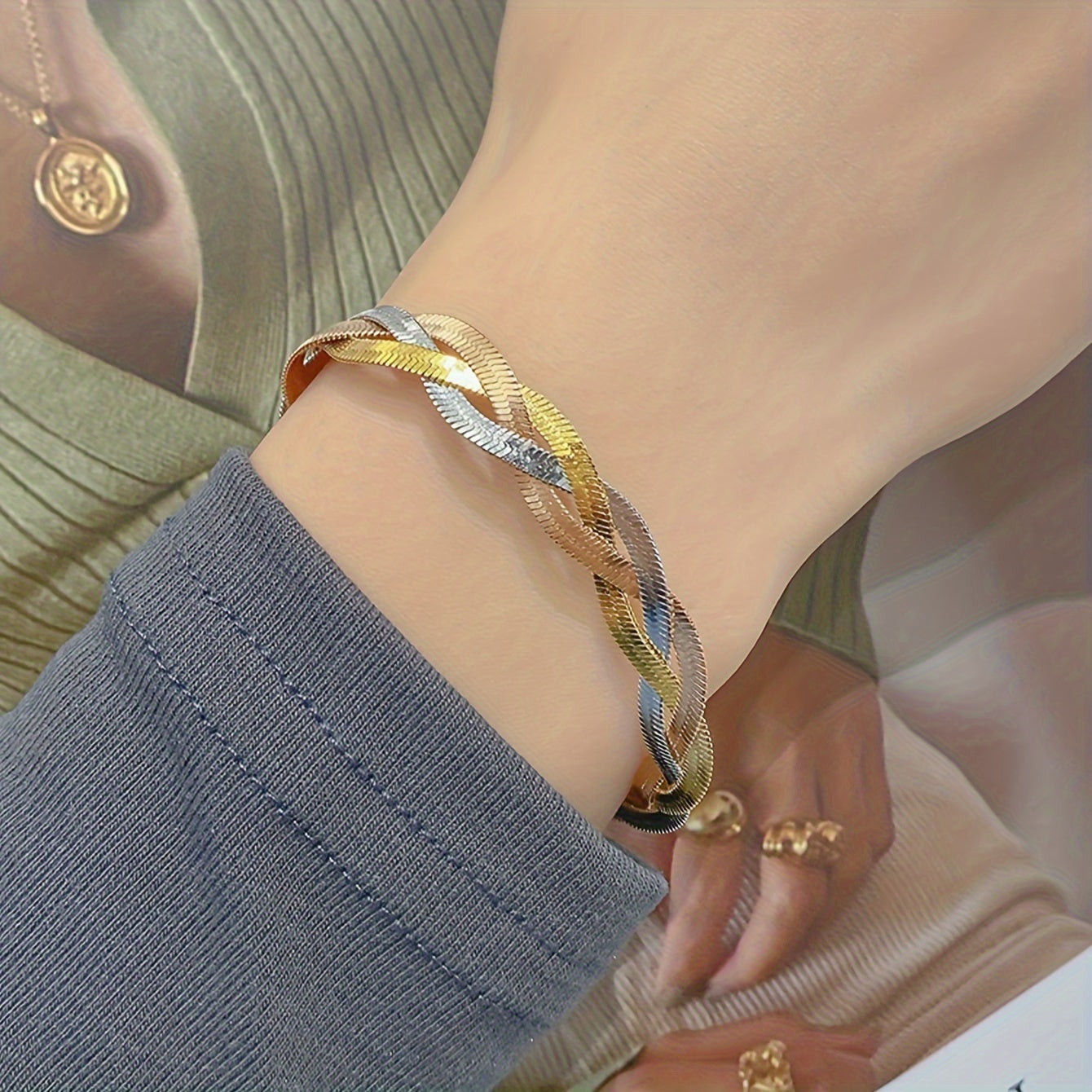 Bir dona zanjir va bir dona bilaguzuk to'plami zanglamas po'latdan tayyorlangan, retro hip hop uslubini o'z ichiga oladi, ayollar uchun noyob va zamonaviy sovg'a sifatida mukammal.