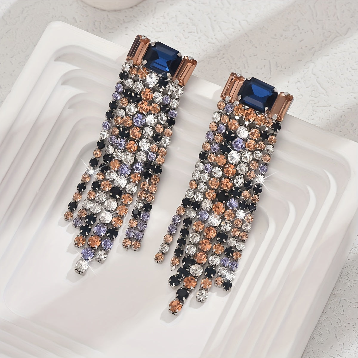 Rangli rhinestone'lar bilan bezatilgan glamurli tassel quloq uzuklari, to'ylar, partiyalar yoki har kuni kiyish uchun ideal