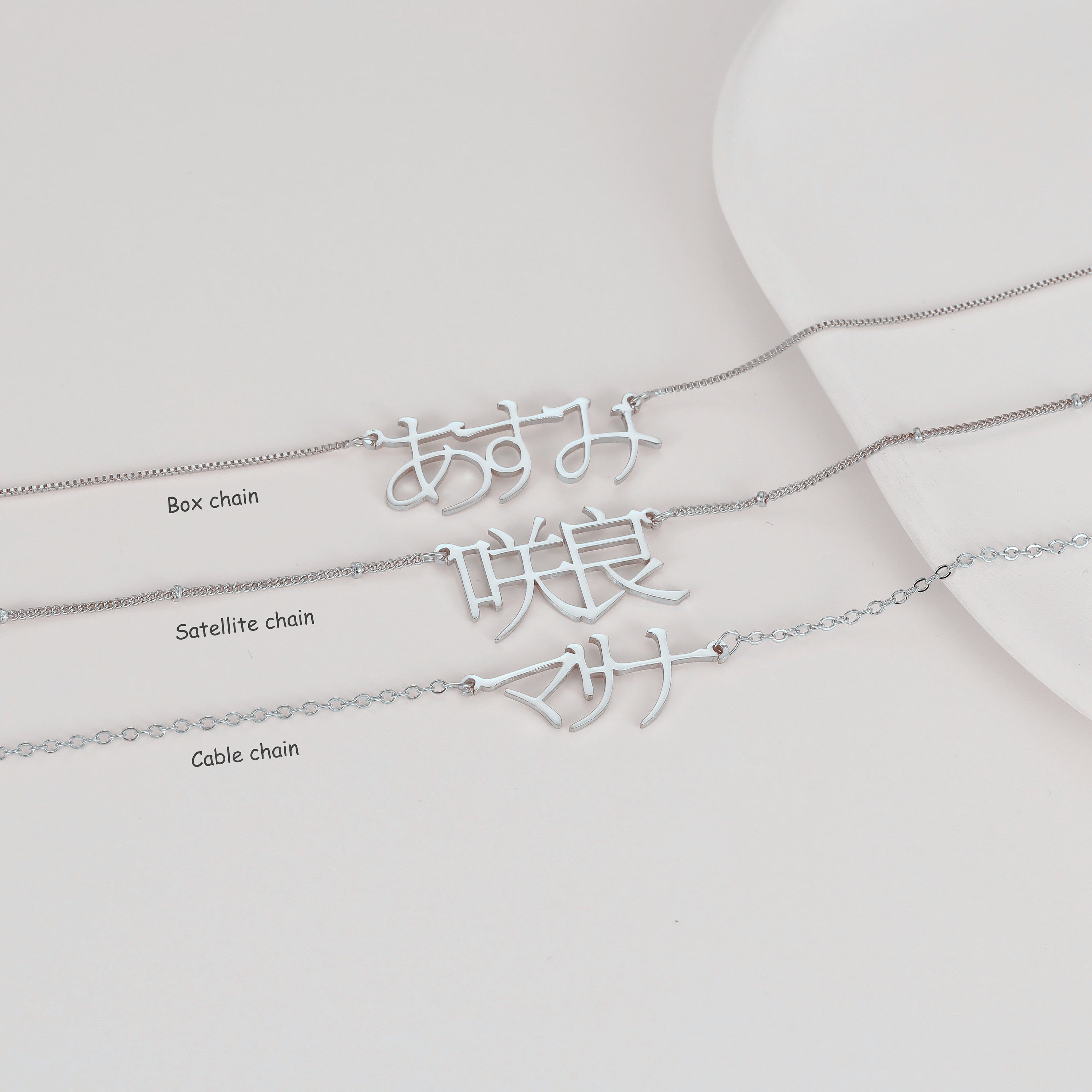 Naychali po'latdan yasalgan noyob yaponcha Kanji ismli marjon, maxsus Katakana va Hiragana pendanti bilan. Onangiz, singlingiz yoki eng yaqin do'stingiz uchun mukammal sovg'a.