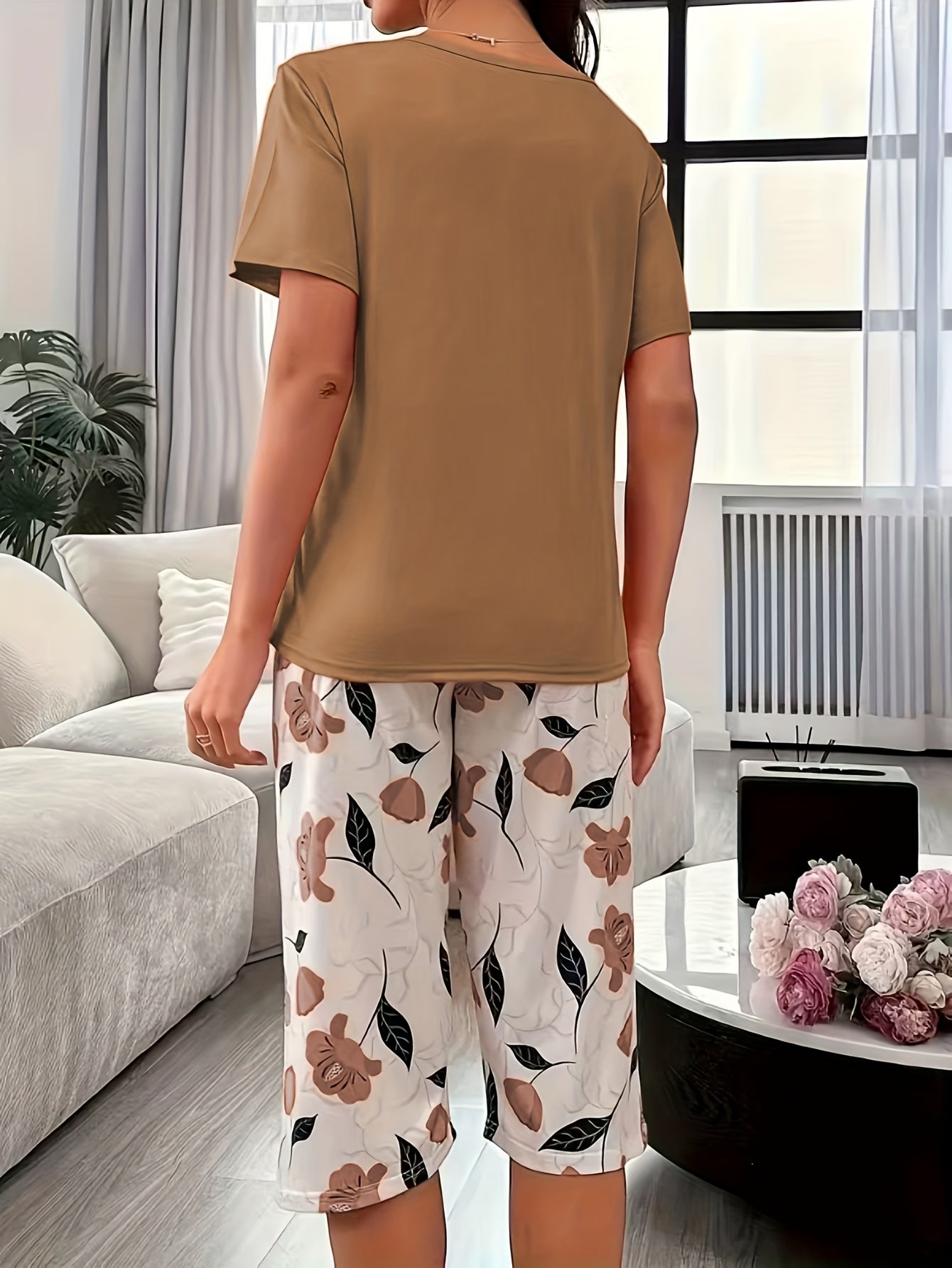 Ayollar uchun piyama to'plami, ochiq ko'k va oq rangli gul bosimli qisqa qo'lli ko'ylak va shortlar, dam olish kiyimi