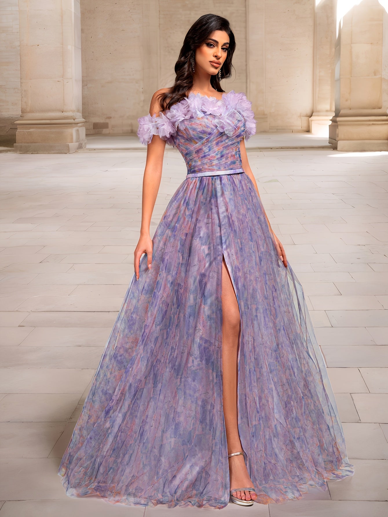 Ajoyib binafsha rangli gullar bilan bezatilgan yelka ochiq kechki libos, polyester tülidan tayyorlangan, yuqori belga ega va to'liq uzunlikda, yuqori qismida yirtilgan kesim bilan rasmiy tadbirlar uchun.